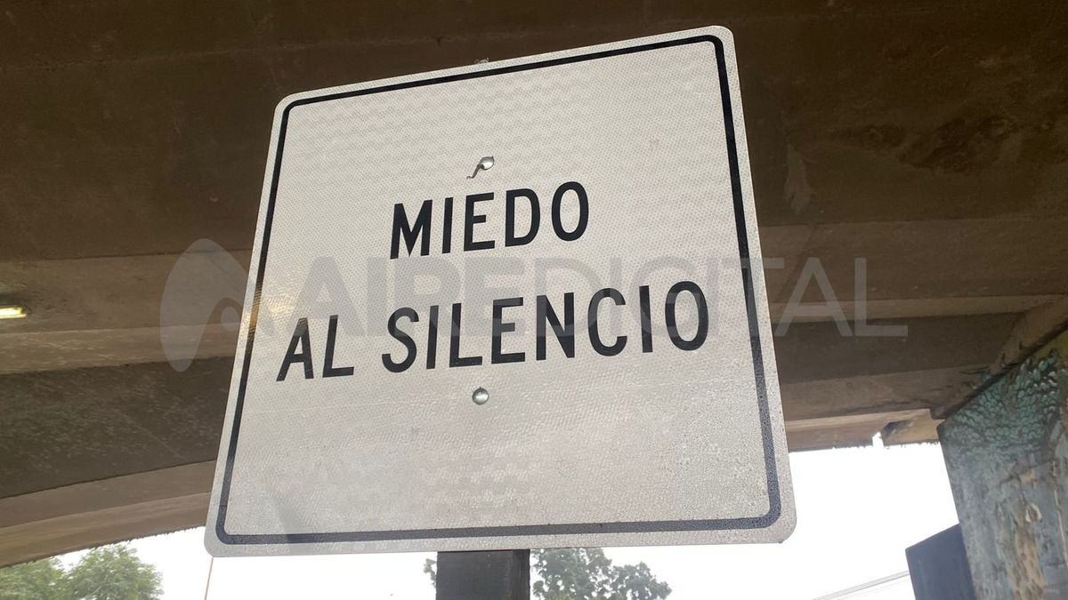 "Miedo al silencio", la misteriosa frase que apareció escrita el fin de semana sobre una señal de tránsito debajo del Viaducto Oroño. "Miedo al silencio", la misteriosa frase que apareció escrita el fin de semana sobre una señal de tránsito debajo del Viaducto Oroño. 