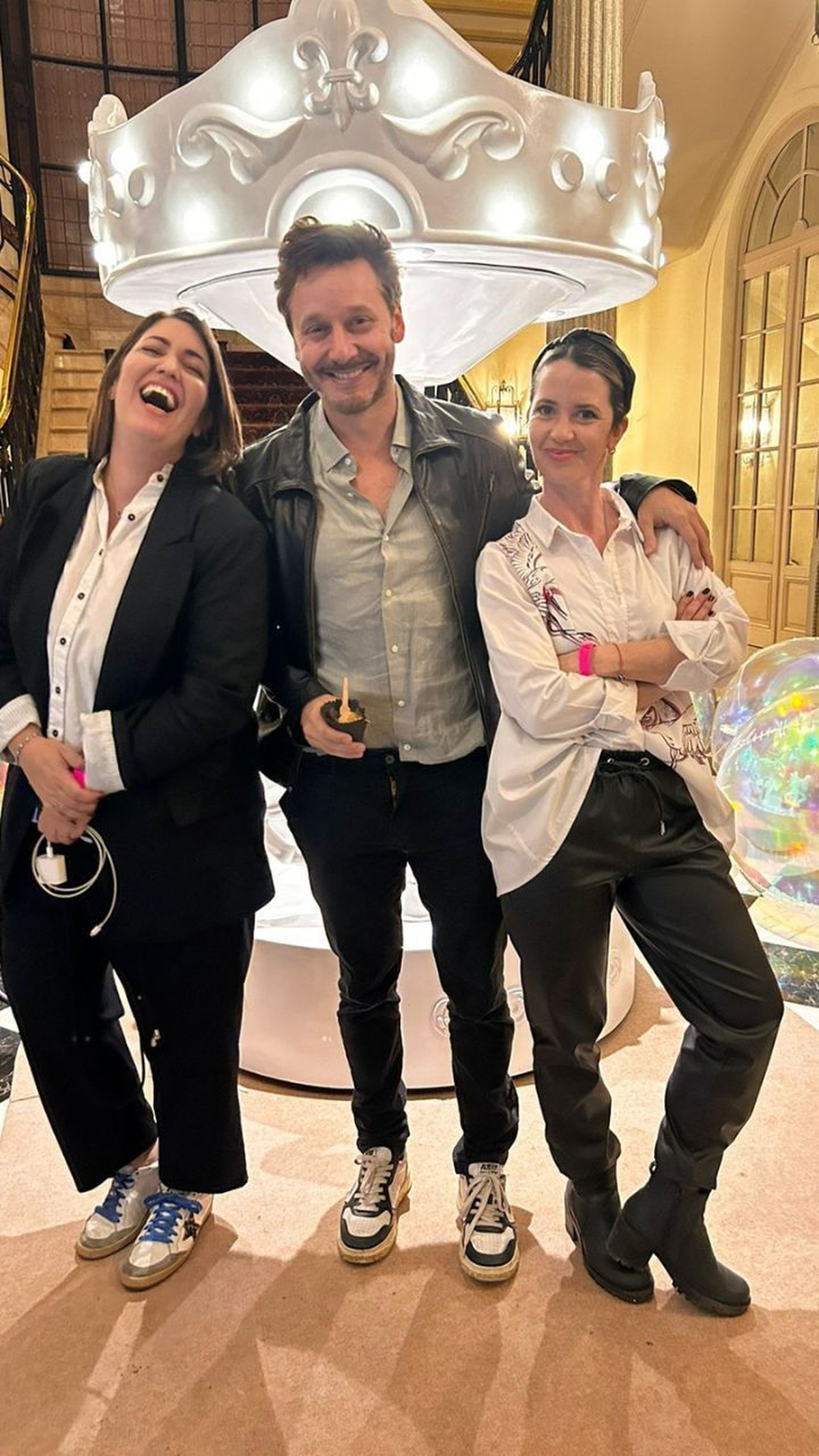 La foto de la discordia: Benjamín Vicuña junto a las dos organizadoras del evento. La foto de la discordia: Benjamín Vicuña junto a las dos organizadoras del evento.