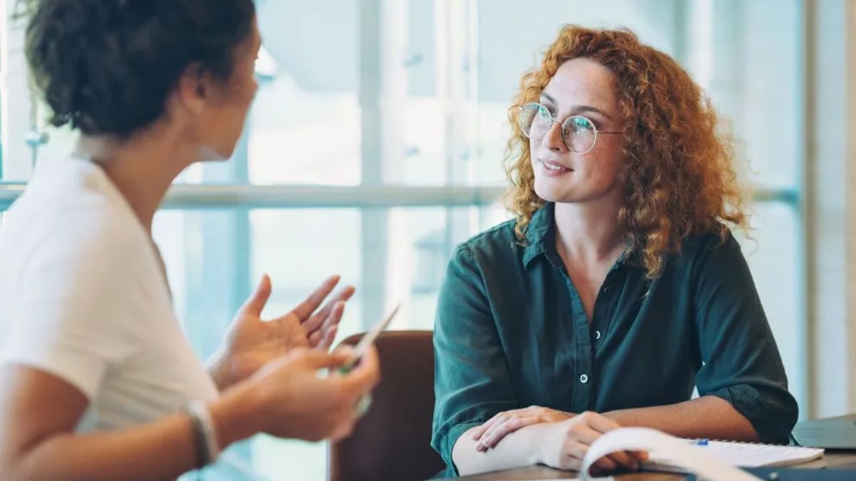 Mantener una mirada firme pero relajada durante una negociación transmite autoridad y seguridad sobre los conocimientos profesionales. Mantener una mirada firme pero relajada durante una negociación transmite autoridad y seguridad sobre los conocimientos profesionales.