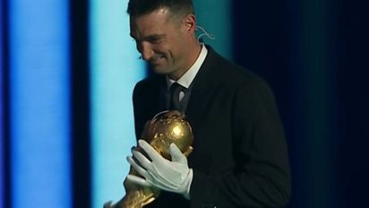 Así fue el momento en que Lionel Scaloni entregó la Copa del Mundo en el sorteo en Estados Unidos