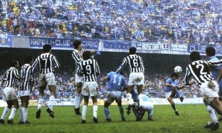 Diego Maradona marca ante Juventus, el 3 de noviembre de 1985. Diego Maradona marca ante Juventus, el 3 de noviembre de 1985.