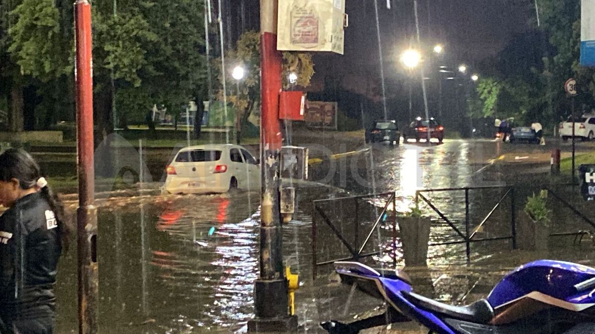 Los anegamientos en la rotonda de Colon son frecuentes cada vez que llueve en Santa Fe.