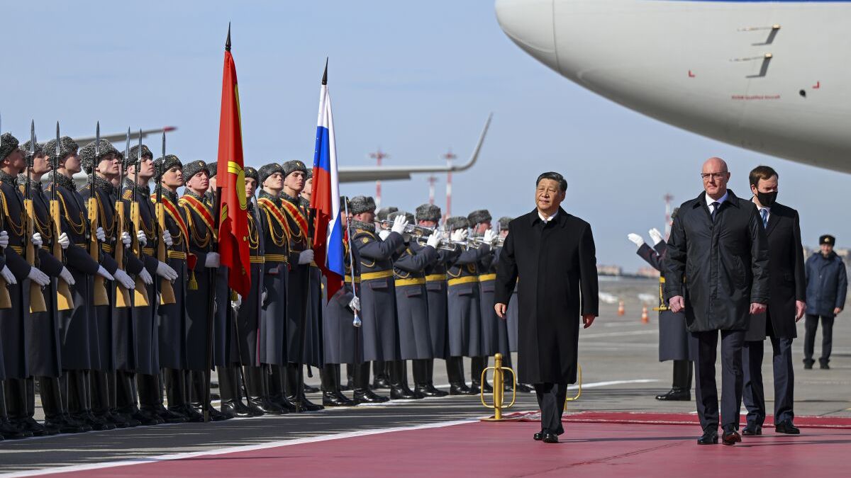 El presidente chino está en Rusia e invitó a Putin a su país.