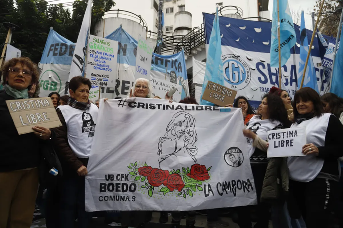 La Cámpora junto a otras organizaciones políticas y sociales realizaron actividades en la puerta del domicilio de Cristina Kirchner, al cumplirse un año de la condena.