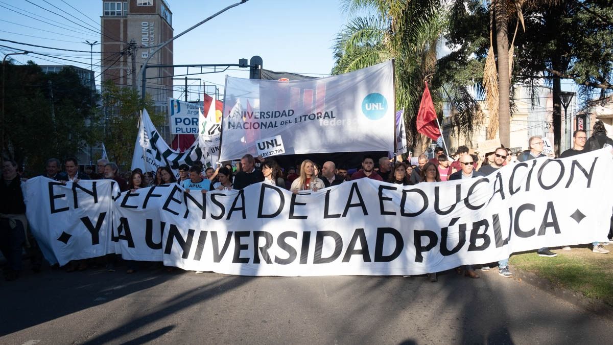La movilización de este martes volvió a mostrar la capacidad de convocatoria del sistema universitario público en Santa Fe y en todo el país. La movilización de este martes volvió a mostrar la capacidad de convocatoria del sistema universitario público en Santa Fe y en todo el país.