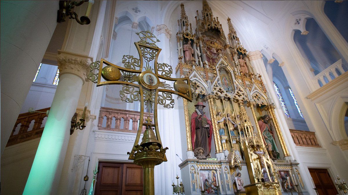 Tintinnabulum o campanilla basilical. Es una pequeña campana propia de toda basílica. El pabellón es otro símbolo distintivo de la categoría