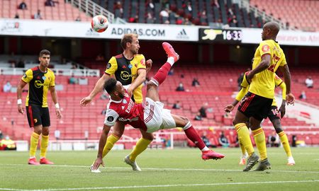 Pierre Emerick Aubameyang anota de espaldas su segundo gol en la victoria 3-2 del Arsenal sobre el Watford de Roberto Tucu Pereyra y Nacho Pussetto. Pierre Emerick Aubameyang anota de espaldas su segundo gol en la victoria 3-2 del Arsenal sobre el Watford de Roberto Tucu Pereyra y Nacho Pussetto.