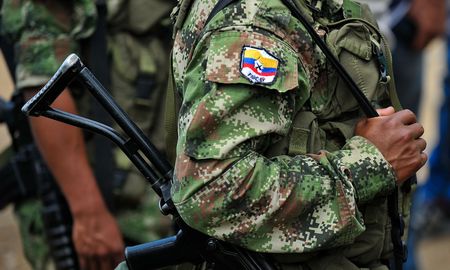 Colombia vive un conflicto armado que persiste tras el acuerdo de paz y enfrenta a rebeldes, narcotraficantes y agentes estatales en una prolongada guerra que deja más de nueve millones de víctimas. Colombia vive un conflicto armado que persiste tras el acuerdo de paz y enfrenta a rebeldes, narcotraficantes y agentes estatales en una prolongada guerra que deja más de nueve millones de víctimas.