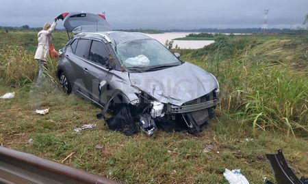 El coche terminó con roturas pero la conductora salió ilesa. El coche terminó con roturas pero la conductora salió ilesa.