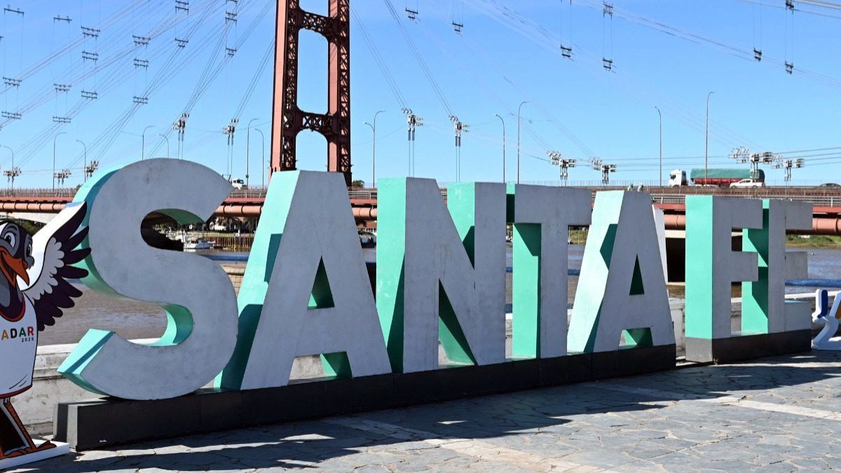 Las letras corpóreas de Santa Fe y a su lado la mascota de los JADAR 2025.