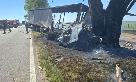 Así quedó el camión luego del accidente en el tramo que comprende Paso del Durazno y Reducción, en Córdoba. Así quedó el camión luego del accidente en el tramo que comprende Paso del Durazno y Reducción, en Córdoba.