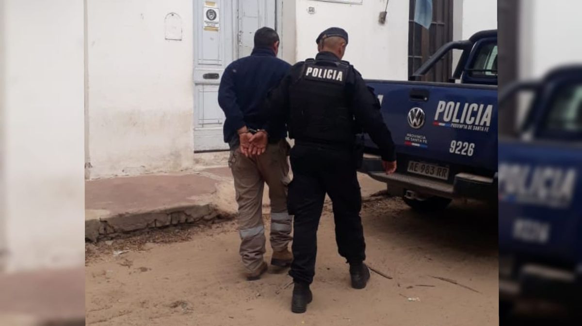 El conductor del vehículo no contaba con los papeles para poder circular. Quedó detenido por resistencia a la autoridad.