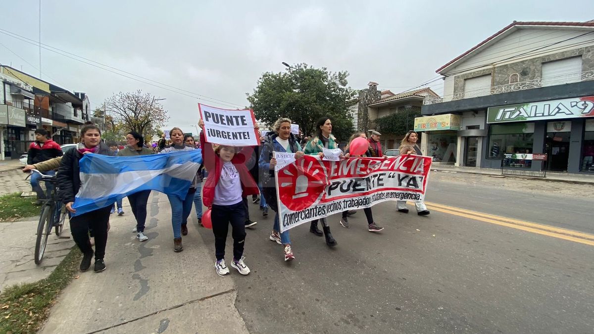 Los vecinos de Santo Tomé se manifestaron por el cierre del Puente Carretero.