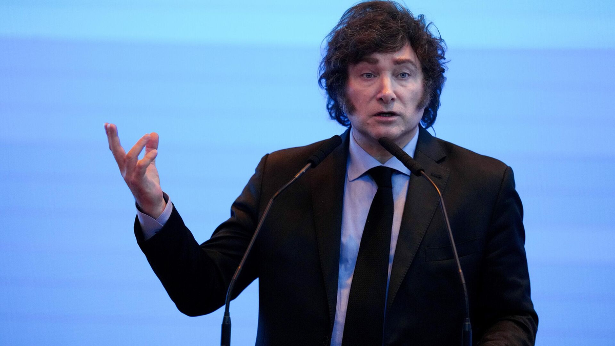 Javier Milei detalló que el ajuste del gasto público se divide en un 90% mediante la "motosierra" y un 10% a través de la "licuadora" Javier Milei detalló que el ajuste del gasto público se divide en un 90% mediante la "motosierra" y un 10% a través de la "licuadora"