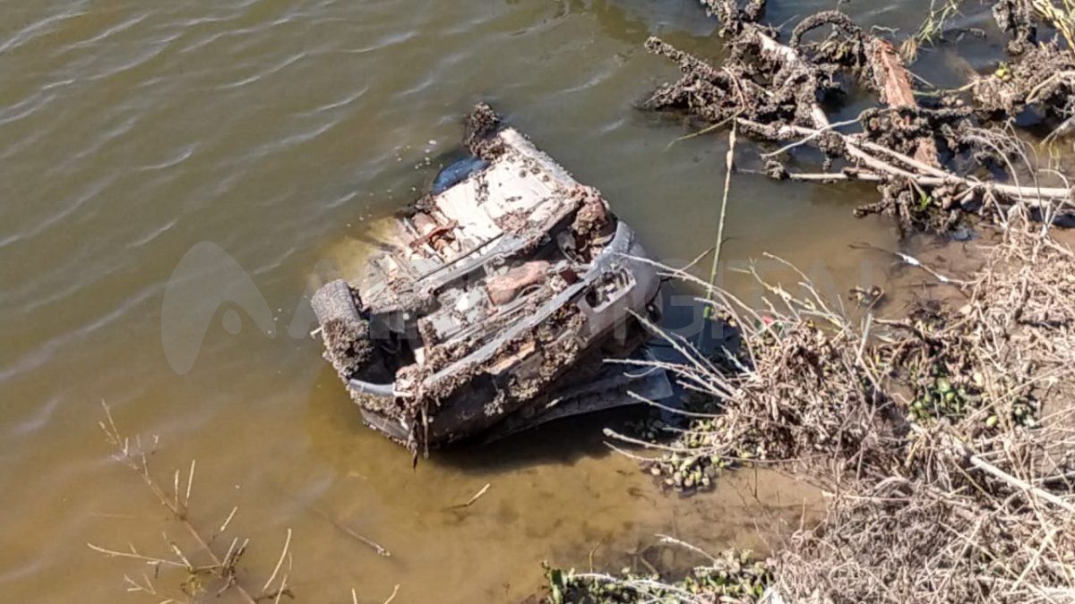 La bajante del río Coronda dejó al descubierto un automóvil a la altura de Sauce Viejo.