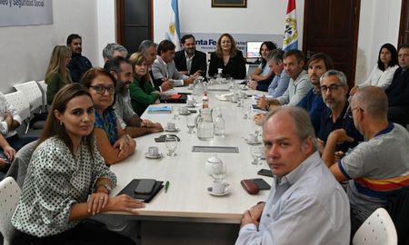 El gobierno provincial presentó su propuesta de recomposición salarial para el segundo trimestre del año, que contempla un incremento del 8 %, distribuido en tres tramos. El gobierno provincial presentó su propuesta de recomposición salarial para el segundo trimestre del año, que contempla un incremento del 8 %, distribuido en tres tramos.