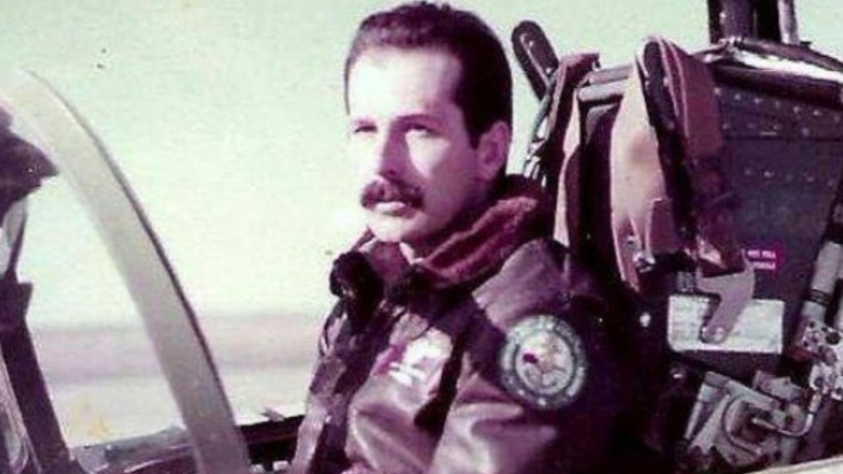 El Teniente de Navío Owen Guillermo Crippa. Combatió en la guerra de Malvinas durante 1982, desempeñándose como piloto de la 1ra Escuadrilla Aeronaval de Ataque.