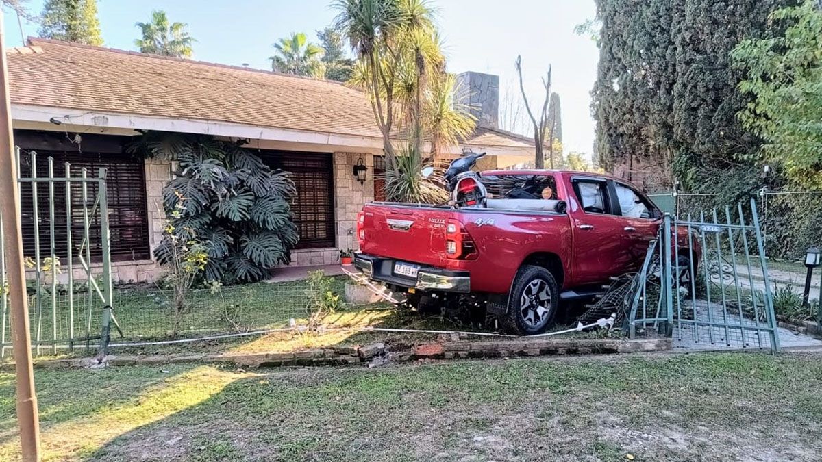 El conductor de la camioneta terminó con 27 balazos en su cuerpo.