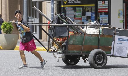 Según los datos oficiales, la pobreza afecta al 39,2% de la población argentina. Según los datos oficiales, la pobreza afecta al 39,2% de la población argentina.