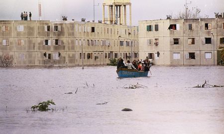 La crecida del río Salado inundó gran parte del cordón oeste de la capital provincial. La crecida del río Salado inundó gran parte del cordón oeste de la capital provincial.