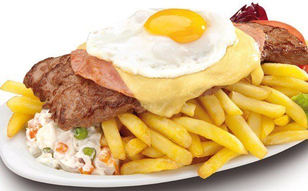 El chivito, una comida típica uruguaya iniciada por un argentino