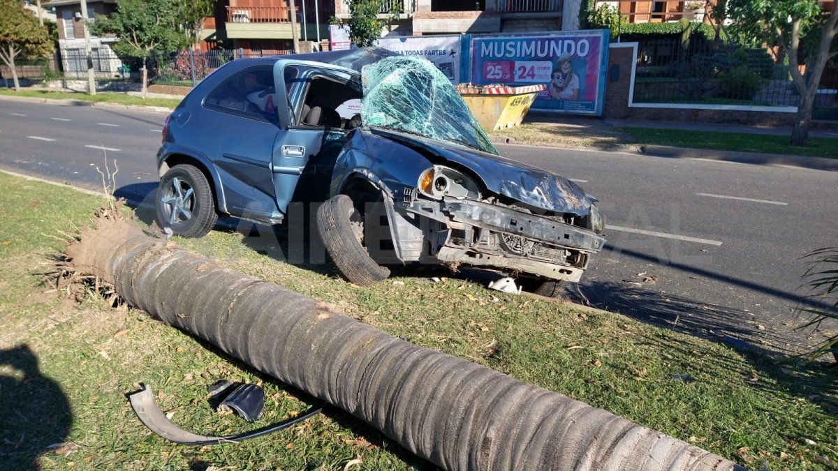 Impresionante accidente en la costanera de Santa Fe: tumbó una palmera y se salvaron de milagro.