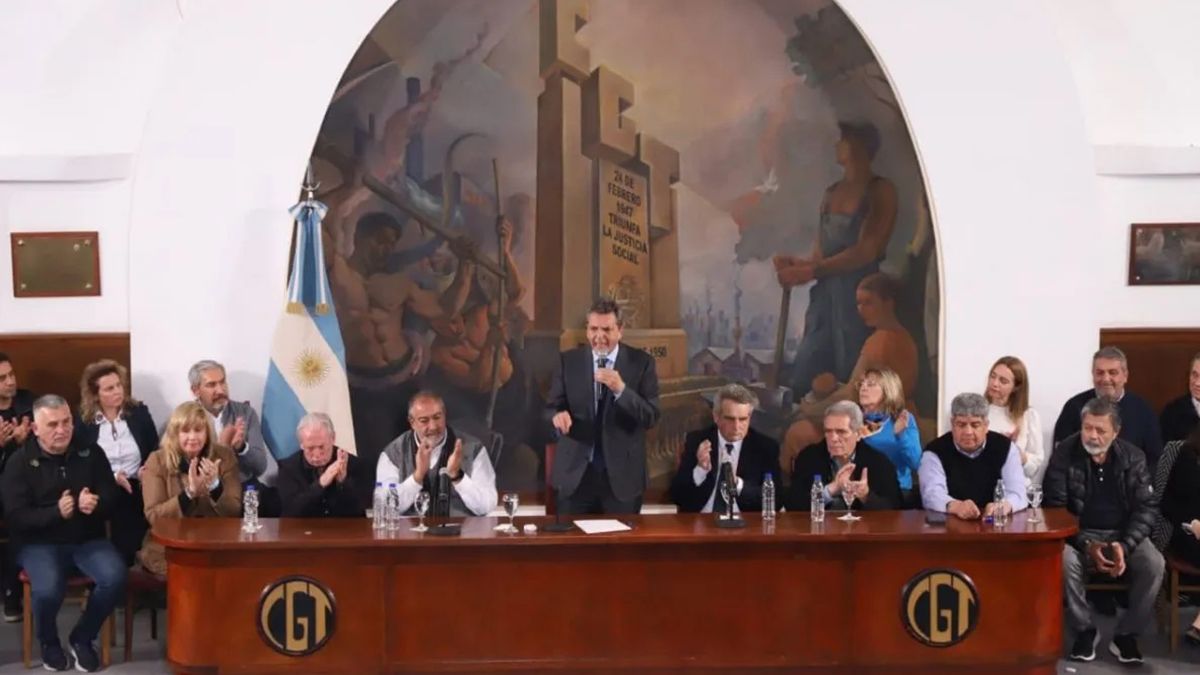 En los anuncios, se incluiría una medida para fomentar el blanqueo de trabajadores que están en la informalidad, a través de un monotributo productivo.