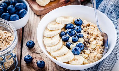 Desayuno nutritivo de granola, banana y arándanos. Desayuno nutritivo de granola, banana y arándanos.