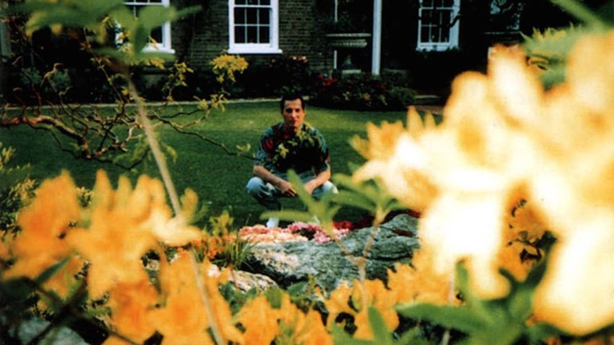 Freddie Mercury en los jardines de Garden Lodge.