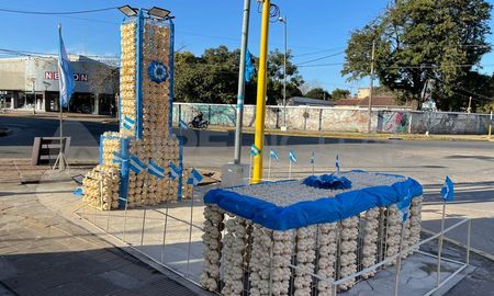 El Monumento fue elaborado íntegramente con botellas de plástico y engalanado con los colores patrios. El Monumento fue elaborado íntegramente con botellas de plástico y engalanado con los colores patrios.