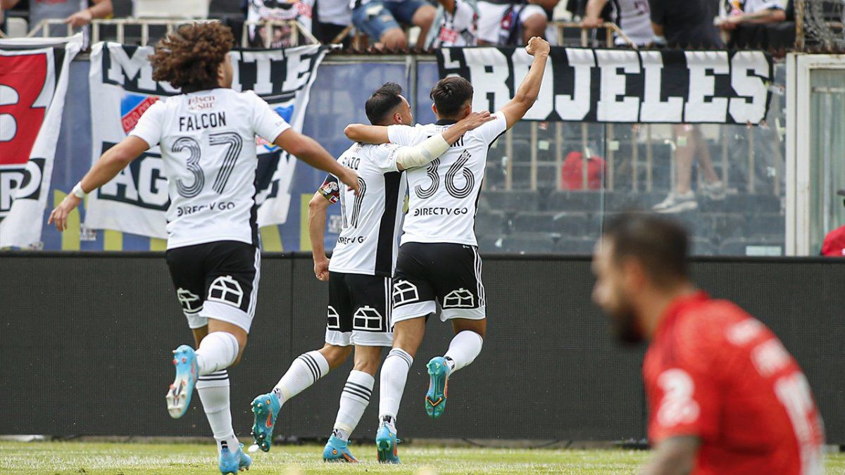 Colo Colo goleó a la Universidad de Chile en el clásico trasandino