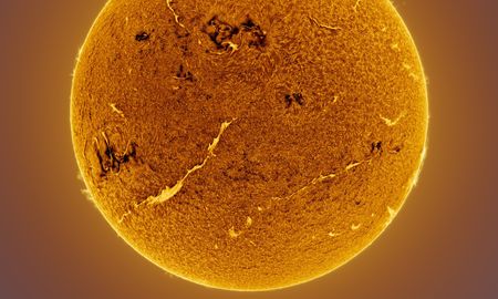 En la foto se observa un enorme filamento de más de 600.000 kilómetros de largo, casi la mitad del diámetro solar. La impresionante estructura de plasma fue visible por 7 días sobre la superficie del Sol. En la foto se observa un enorme filamento de más de 600.000 kilómetros de largo, casi la mitad del diámetro solar. La impresionante estructura de plasma fue visible por 7 días sobre la superficie del Sol.