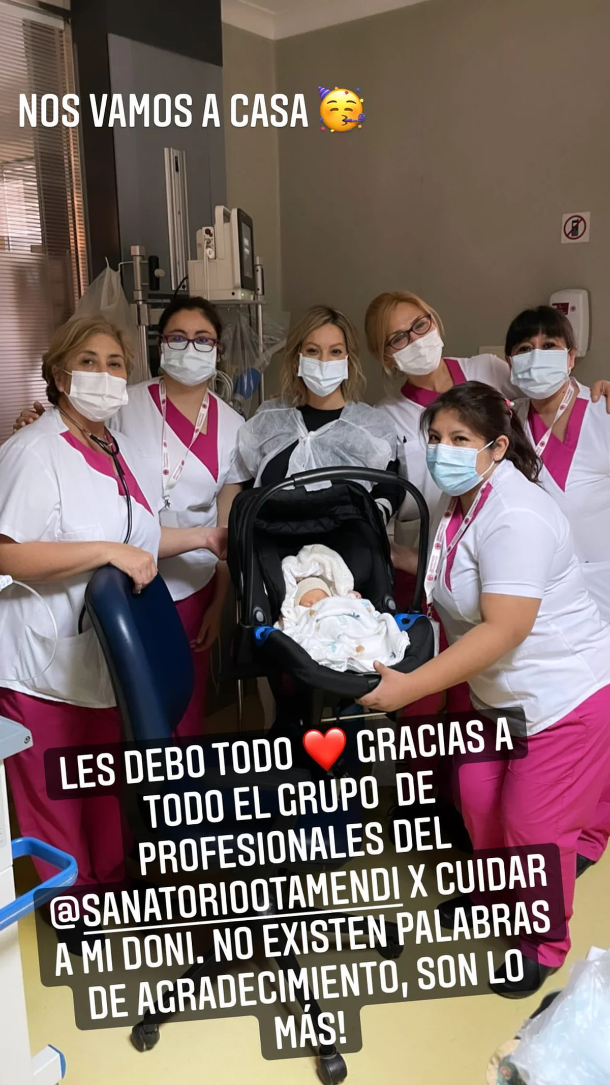Noelia Marzol junto al equipo médico en el alta de su bebé.