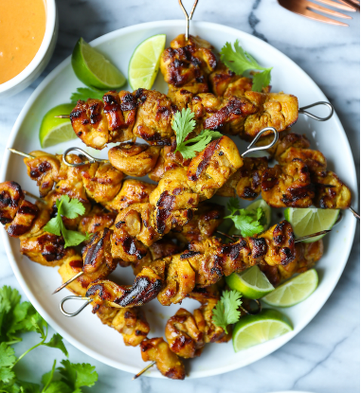 El satay de pollo es un plato típico de la cocina de Tailandia pero que desconcertó a los participantes de MasterChef.