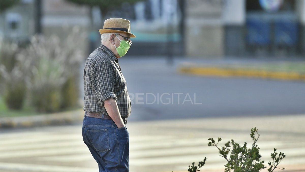 Un hombre mayor en las calles durante la cuarentena. 