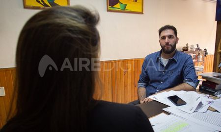 La profesora puso como condición que la entrevista sea de espaldas a la cámara. La profesora puso como condición que la entrevista sea de espaldas a la cámara.