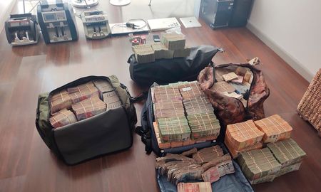 La imagen corresponde al Operativo Cuevas Blancas, realizado en Rosario y en el que se avanzó sobre los vínculos del narcotráfico, reconocidos financistas y empresarios. La imagen corresponde al Operativo Cuevas Blancas, realizado en Rosario y en el que se avanzó sobre los vínculos del narcotráfico, reconocidos financistas y empresarios.