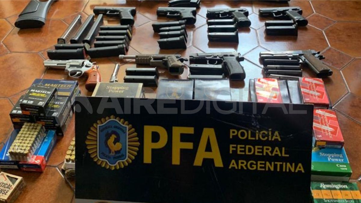Secuestraron 207 marcadoras de Airsoft, réplicas exactas en peso y tamaño de diferentes armas de fuego como pistolas, revólveres, fusiles y ametralladoras, una granada, 124 navajas, 46 cuchillos y 67 tubos de gas.