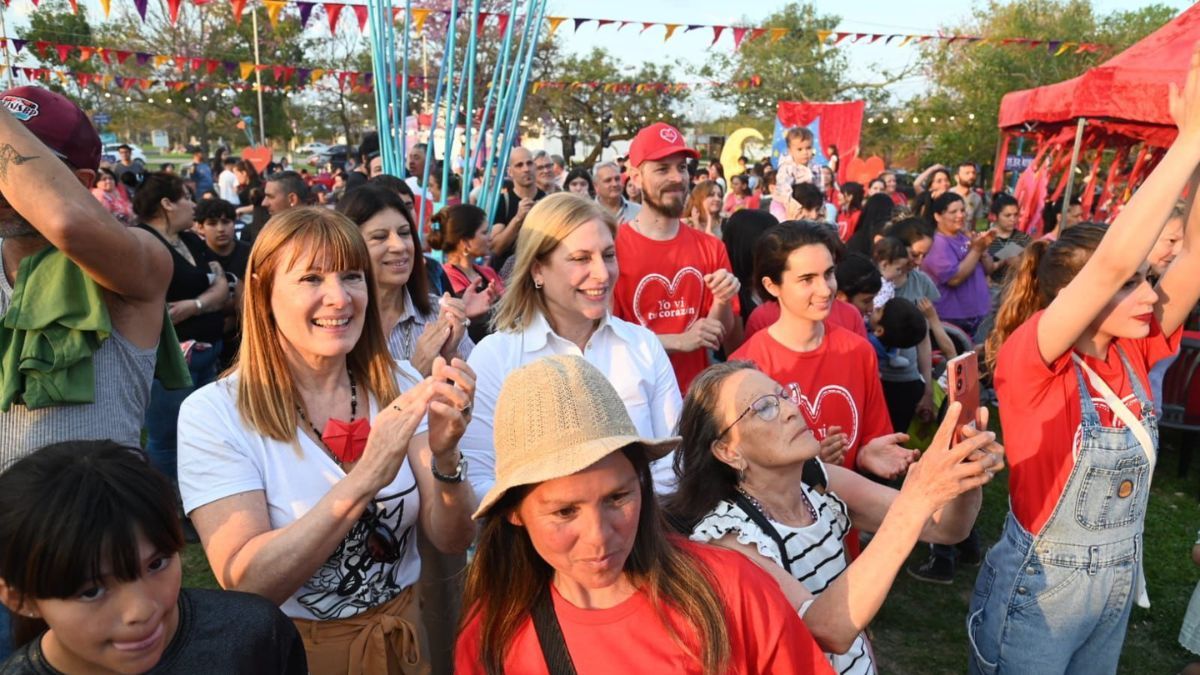 La ministra de Cultura, Susana Rueda; la presidenta de la Cámara de Diputados de Santa Fe, Clara García; y la vicegobernadora, Gisela Scaglia, durante el desarrollo de algunas actividades. La ministra de Cultura, Susana Rueda; la presidenta de la Cámara de Diputados de Santa Fe, Clara García; y la vicegobernadora, Gisela Scaglia, durante el desarrollo de algunas actividades.