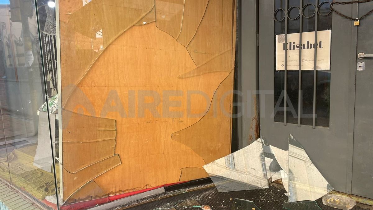 El vidrio destruido fue cubierto provisoriamente mientras la dueña del comercio gestionaba su reparación.
