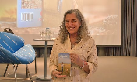 La periodista santafesina Paola Zeballos presentó su libro Elegí Vivir. La periodista santafesina Paola Zeballos presentó su libro Elegí Vivir.