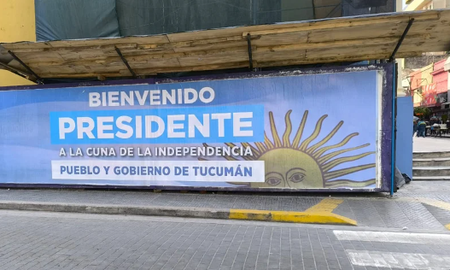 Carteles de bienvenida para Javier Milei, un festival de música y un fuerte operativo policial en Tucumán. Carteles de bienvenida para Javier Milei, un festival de música y un fuerte operativo policial en Tucumán.
