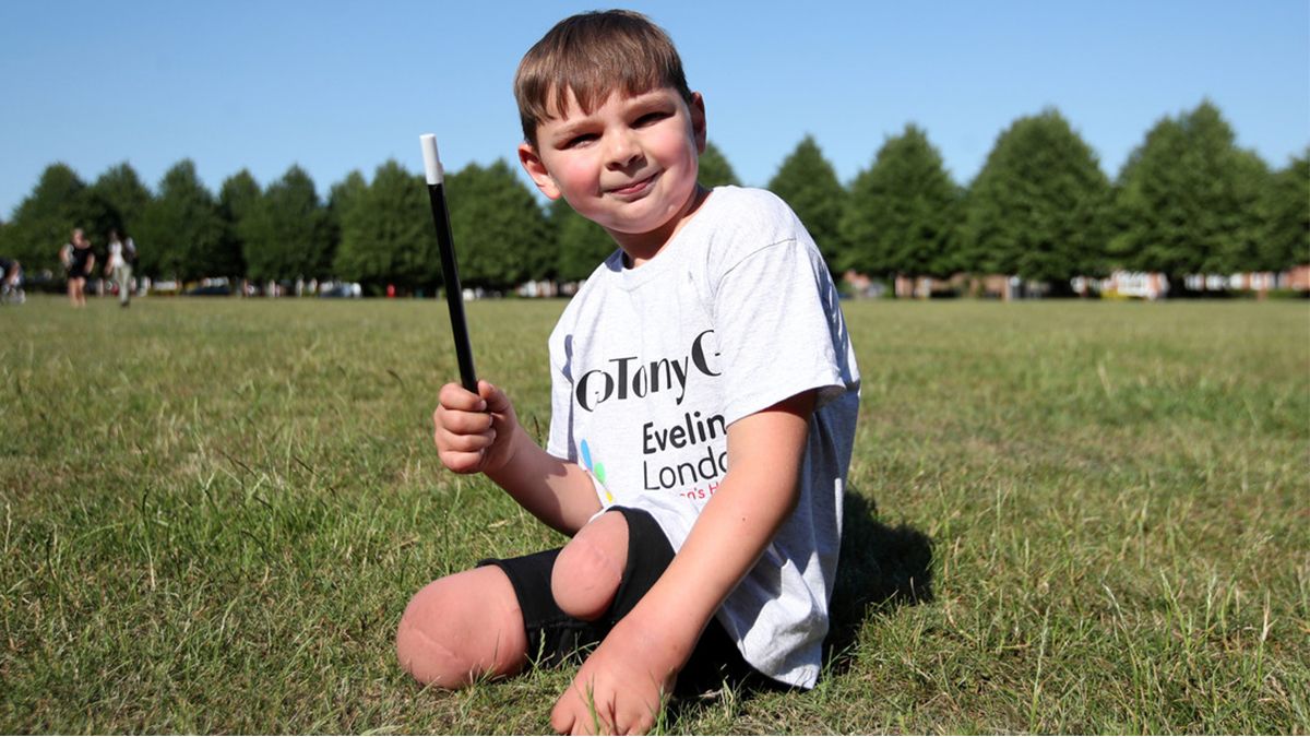 Un niño amputado de sus piernas recauda 1,2 millones de dólares para sus médicos con una caminata