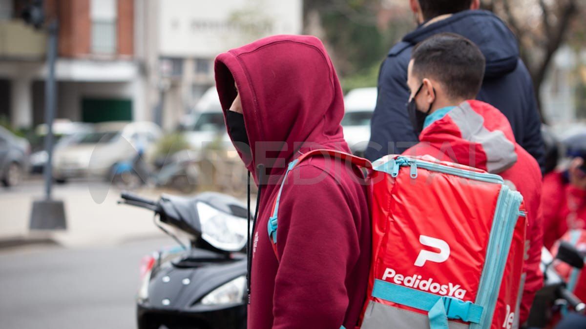 Pedidos Ya “quedó muy por debajo de las otras aplicaciones y antes era la que mejor pagaba. Está pagando la mitad que las otras empresas”, dijo Fernanda, de la Asociación de Cadetes.