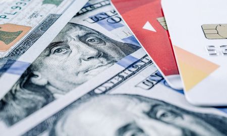 El Banco Centralhabilitó desde el viernes los pagos en dólares con tarjeta de débito, seráopcional para los comercios. El Banco Centralhabilitó desde el viernes los pagos en dólares con tarjeta de débito, seráopcional para los comercios.