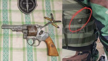 A la izquierda, una de las armas secuestradas. A la derecha la imagen del chaleco antibalas que portaba el policía, dañado por la bala.