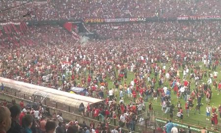 Los hinchas de Colón, festejando el ascenso a Primera División. Hasta el encuentro frente a Atlético Mineiro por Copa Sudamericana, fue el acontecimiento futbolístico más concurrido en la historia de la ciudad de Santa Fe. Los hinchas de Colón, festejando el ascenso a Primera División. Hasta el encuentro frente a Atlético Mineiro por Copa Sudamericana, fue el acontecimiento futbolístico más concurrido en la historia de la ciudad de Santa Fe.