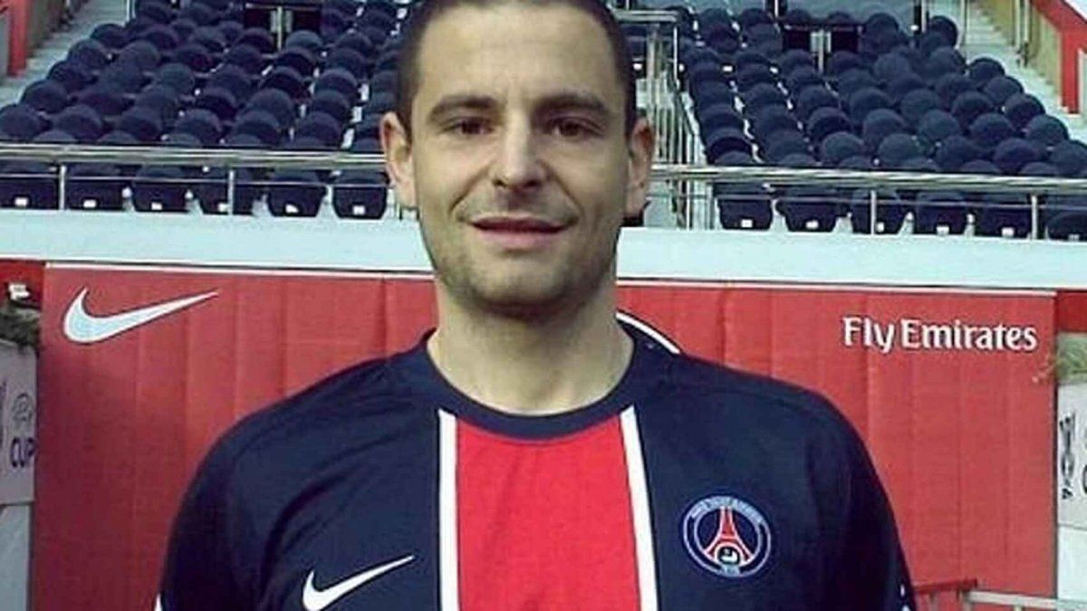 Gregoire Akcelrod posa con la camiseta del París Saint-Germain, cuando simulaba ser jugador del club parisino.