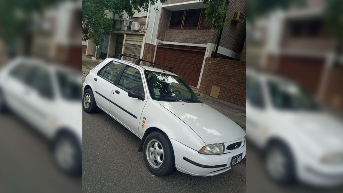 Se trata de un Ford Fiesta modelo 98 color blanco