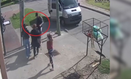 Video: cuatro personas robaron una parrilla de un comercio a plena luz del día Video: cuatro personas robaron una parrilla de un comercio a plena luz del día